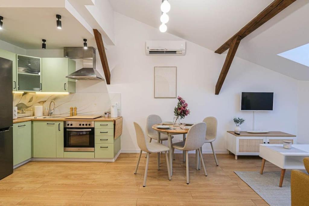 Cozy Loft Under The Wawel Sky Leilighet Krasków Eksteriør bilde